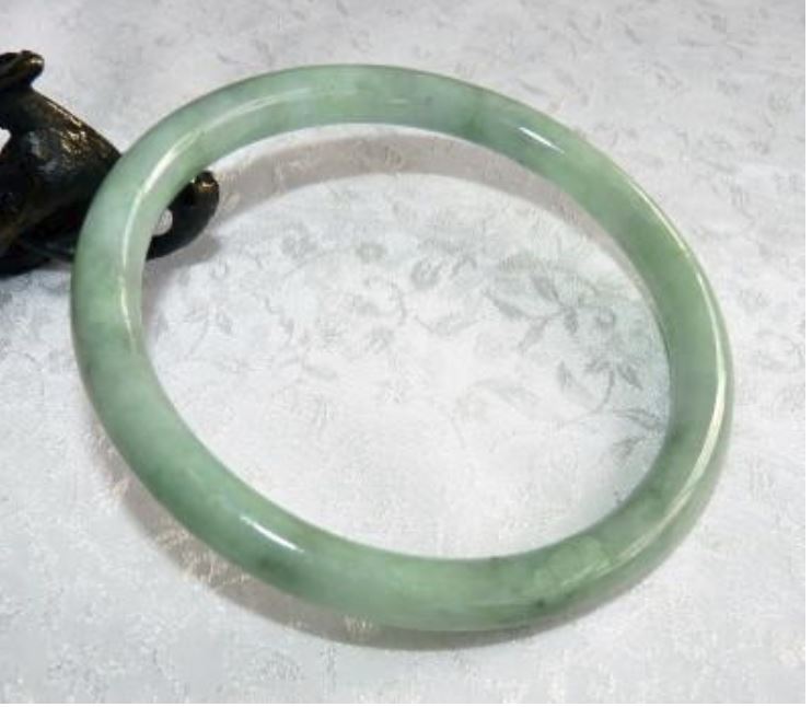 I Have a Large Hand.  What Kind of Jade Bangle is Good for Me?